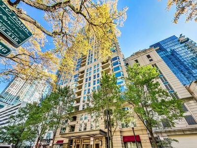 25 E Superior St APT 404