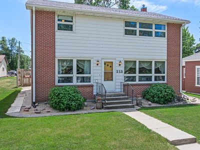 213 2nd St E