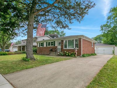 Property at 1402 S Robert Dr, Mount Prospect, IL