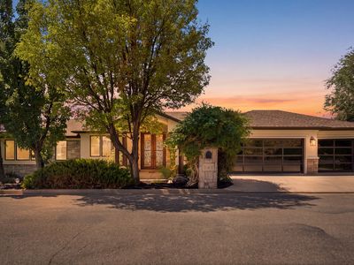 941 N Sandhurst Dr