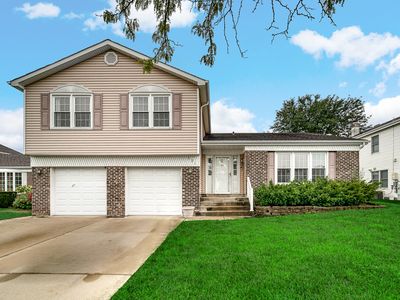 Property at 121 Fleetwood Dr, Glendale Heights, IL