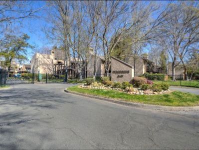 737 Woodside Ln E Unit 9