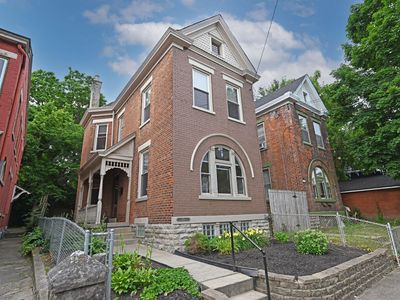 211 E 18th St