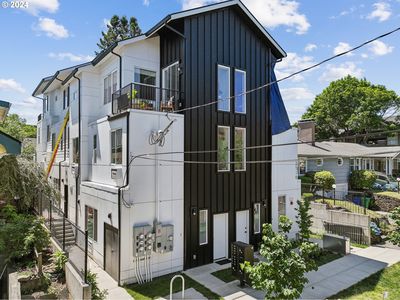 2516 NE Flanders St #2