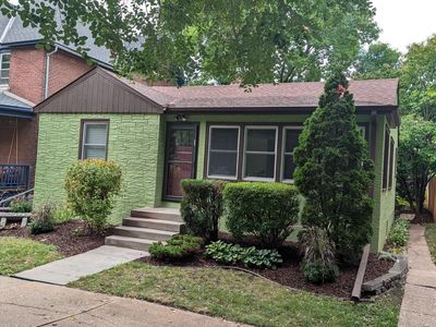 323 Daly St