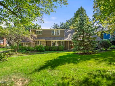 2242 Dundas Rd