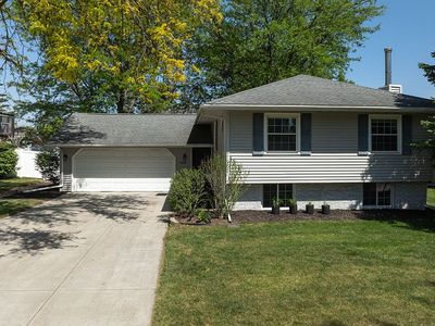 6828 Devonshire Dr NE