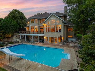 7602 S Bay Cir