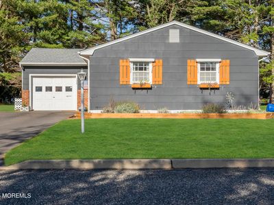 1086 Edgebrook Drive S