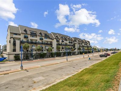 7300 Lakeshore Dr APT 15
