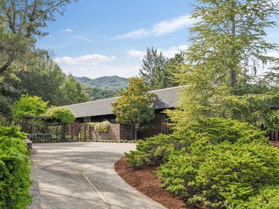 6 Thunderbird Drive