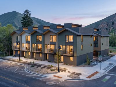 317 N River St Unit 2