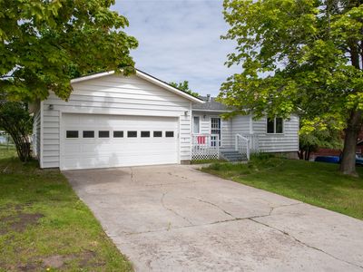 6125 April Ln