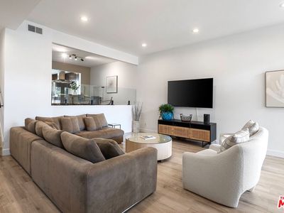 17165 Palisades Cir