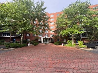 6701 N Milwaukee Ave APT 303