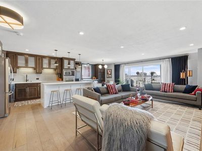 221 W 48th St APT 1402