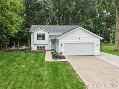 938 Kusterer Dr NW