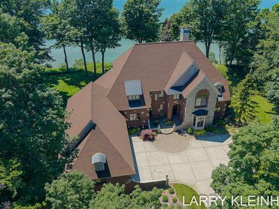 5645 Lakeshore Dr N