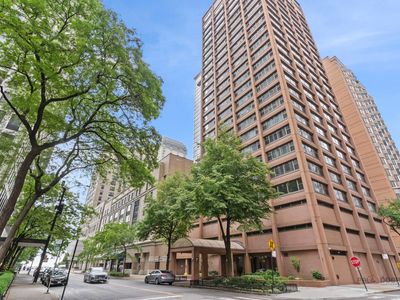 247 E Chestnut St APT 1804