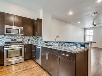 3200 Ross Ave APT 27