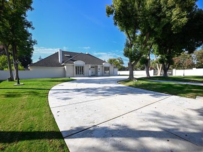 5261 N Van Ness Blvd