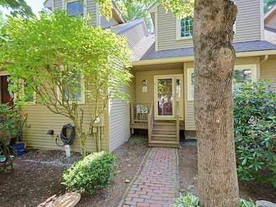 6 Rosewood Ln