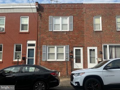2328 E Hagert St