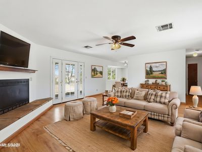 2250 W Beverly Cir