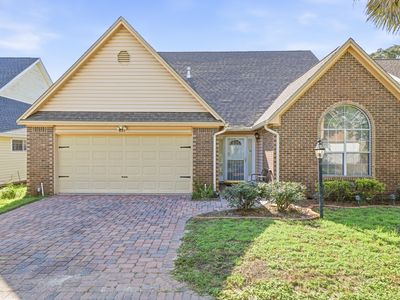 827 Fairway Lakes Dr