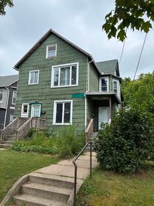 218 E 10th St