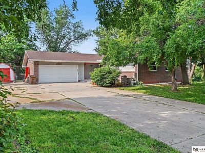 2327 S Canterbury Ln