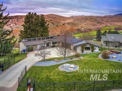 812 E Hearthstone Dr