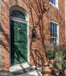 832 William St