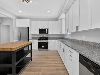 854 W 42nd St