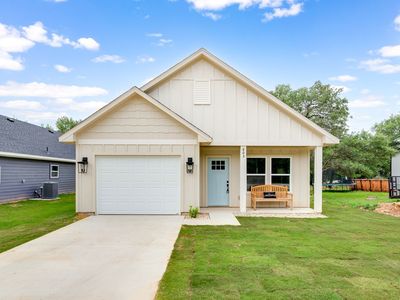 Property at 803 Arrowhead Ct, Granbury, TX