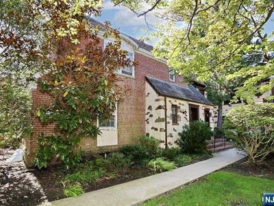 185 E Palisade Avenue #A2A