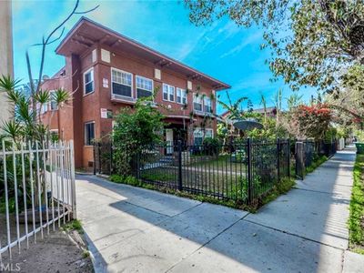 828 W 41st St