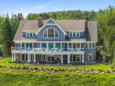 4440 Vista Dr