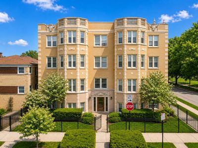 6201 N Oakley Ave APT 2