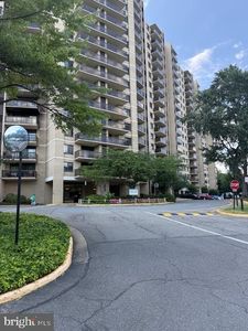 203 Yoakum Pkwy APT 1004