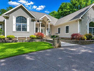 227 W Galley Ct