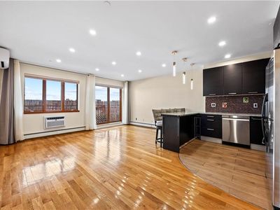 2615 E 17th St #5D