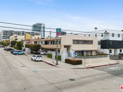 6423 Lexington Ave
