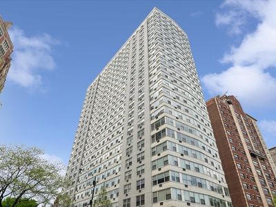 3900 N Lake Shore Dr APT 2B