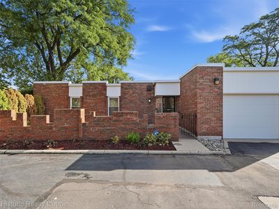 2077 Hyde Park Rd