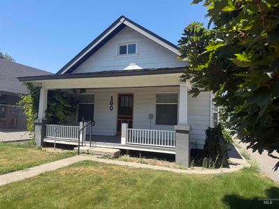 160 E Arthur Ave