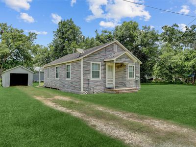 Property at 215 E Dahlgren Ave, Wharton, TX