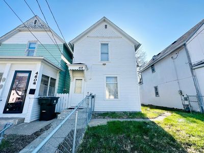 458 John St