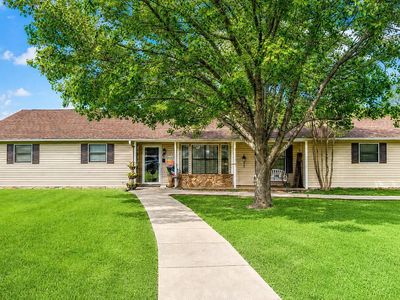 821 W Green Oaks Dr