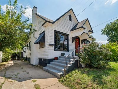 11 W Drummond St